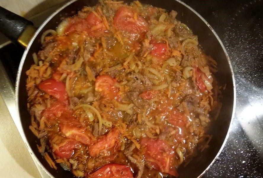 Говядина с аджикой и помидорами