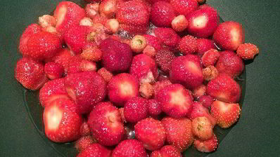 клубничный джем с базиликом и кедровыми орешками