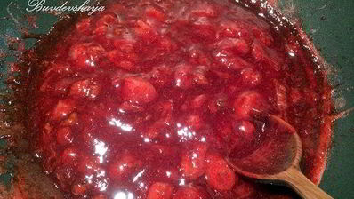 клубничный джем с базиликом и кедровыми орешками