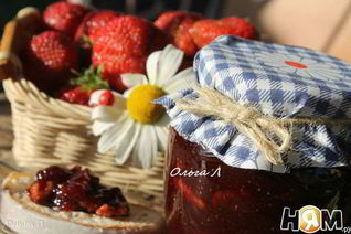 Клубничный джем с грецкими орехами