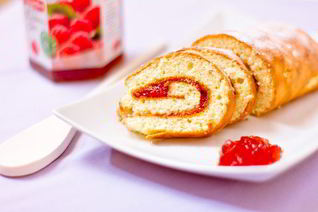 Швейцарский рулет с малиновым джемом