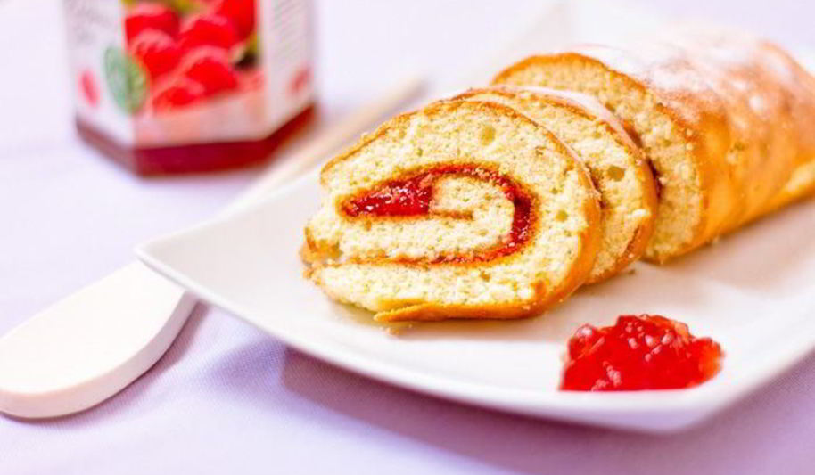 Рецепт швейцарского рулета с малиновым джемом