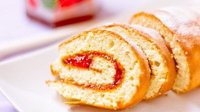 швейцарский рулет с малиновым джемом