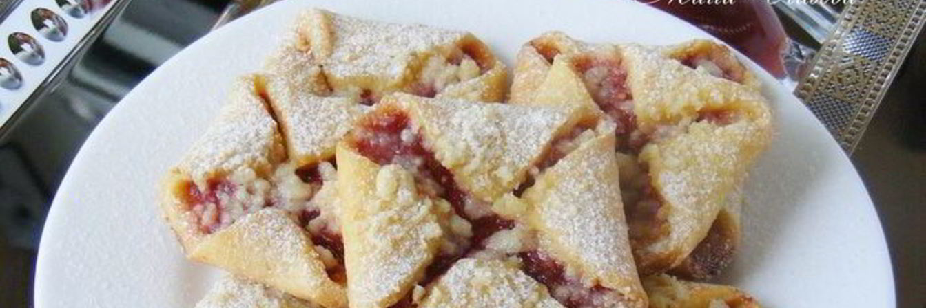 Творожные конвертики с клубничным джемом и крошкой