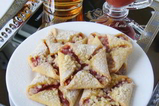 Творожные конвертики с клубничным джемом и крошкой