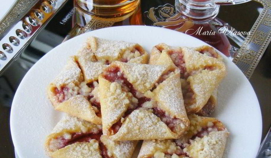 Рецепт творожных конвертиков с клубничным джемом и крошкой