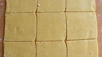 творожные конвертики с клубничным джемом и крошкой