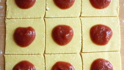 творожные конвертики с клубничным джемом и крошкой