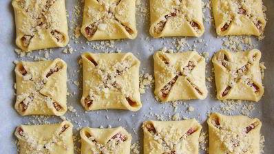 творожные конвертики с клубничным джемом и крошкой