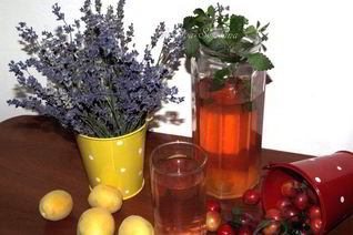 Компот из алычи с мелиссой
