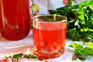 Компот из клубники и черешни с мятой