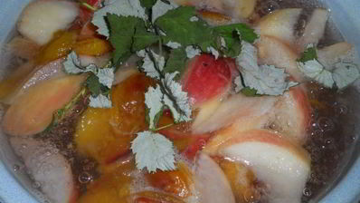 компот из слив и яблок с листьями малины