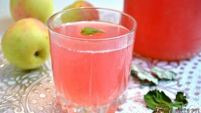 компот из слив и яблок с листьями малины