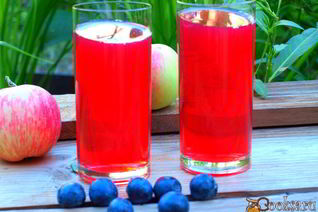 Компот из терна, яблок и ежевики с мятой и лимоном