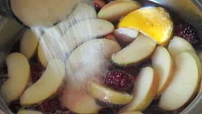 компот из терна, яблок и ежевики с мятой и лимоном