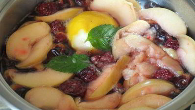 компот из терна, яблок и ежевики с мятой и лимоном