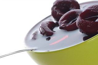 Сливовый компот с корицей