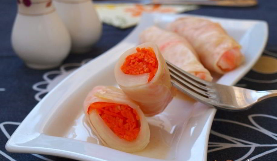 Рецепт квашеных капустных рулетиков с морковью