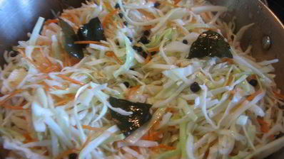 быстрая маринованная капуста с яблоками и медом