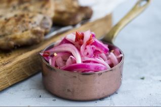 Маринованный острый лук к мясу