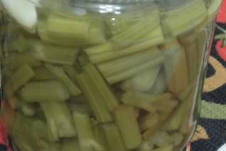 Маринованные стебли сельдерея