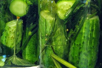 Огурцы горячим способом на зиму