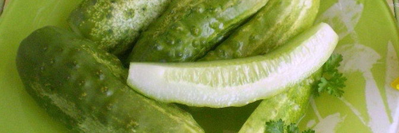 Малосольные огурчики в кастрюле