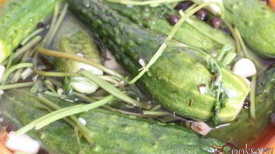 малосольные огурцы с молодой капустой