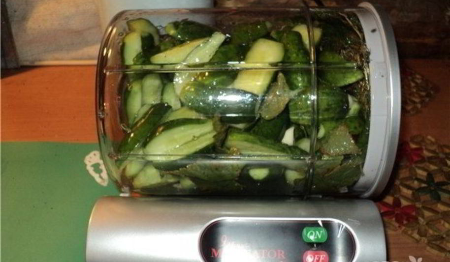 Рецепт малосольных огурцов в маринаторе