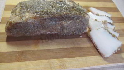 соленое сало с перцем и чесноком