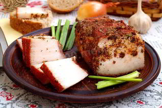 Соленое сало в луковой шелухе