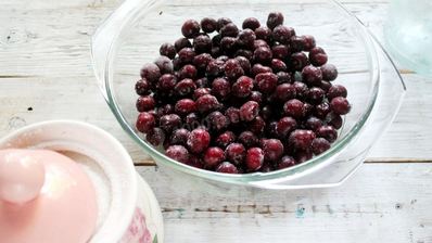 густое варенье из вишни с косточкой