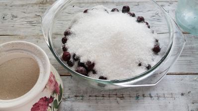 густое варенье из вишни с косточкой