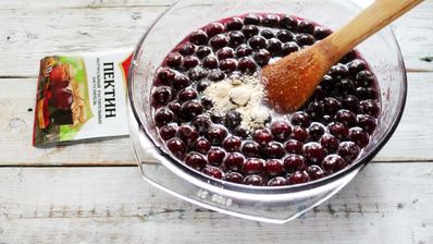 густое варенье из вишни с косточкой