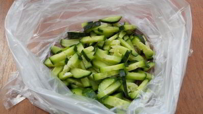 заморозка свежих огурцов на зиму