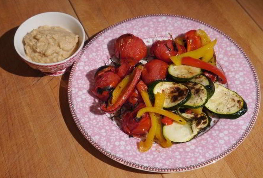 Запеченные овощи и хумус с вялеными помидорами