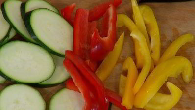 запеченные овощи и хумус с вялеными помидорами