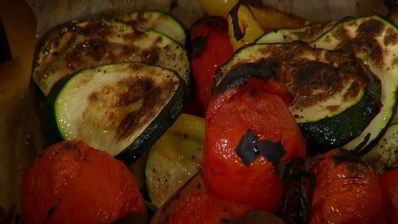 запеченные овощи и хумус с вялеными помидорами