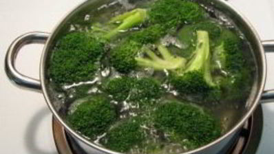 брокколи в кляре на сковороде