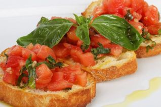 Брускетта с помидорами и базиликом