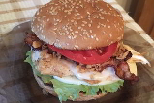 Бургер с курицей, беконом, сыром и чесночным соусом