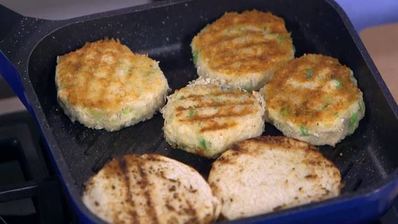 бургеры с креветками и зеленым луком