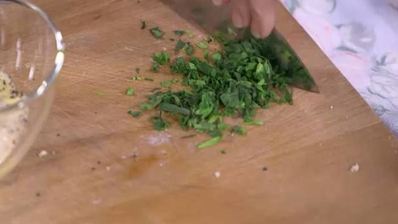 бургеры с креветками и зеленым луком