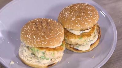 бургеры с креветками и зеленым луком