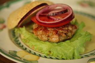 Бургеры с тунцом, луком и помидорами