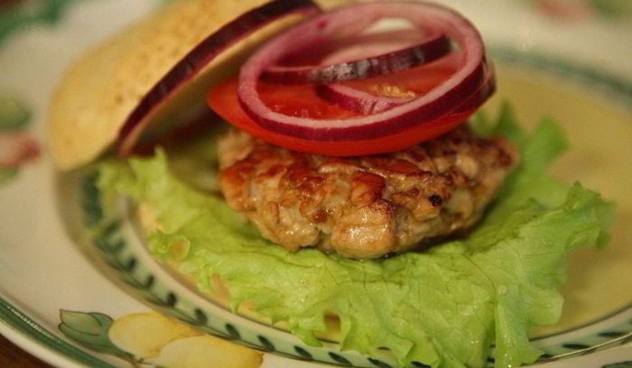 Рецепт бургеров с тунцом, луком и помидорами