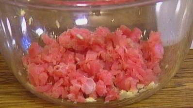 бургеры с тунцом, луком и помидорами