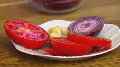 бургеры с тунцом, луком и помидорами