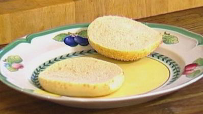 бургеры с тунцом, луком и помидорами