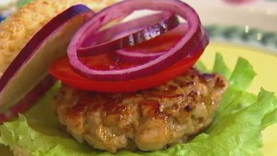 бургеры с тунцом, луком и помидорами